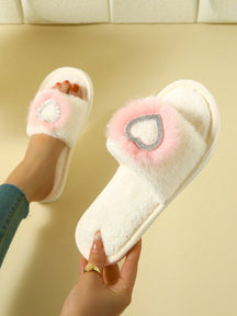 Pantufa Feminina de Pelúcia Decoração Coração com Brilho Chinelo Antiderrapante