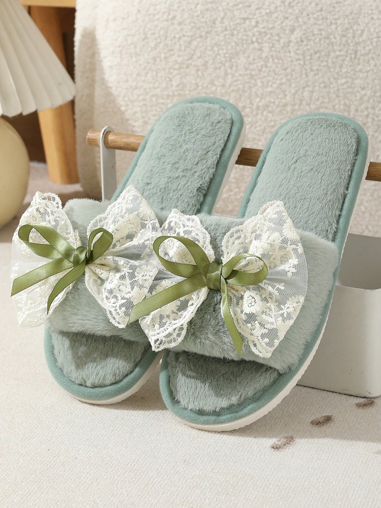 Pantufa Feminina De Pelúcia Com Detalhe De Laço Chinelo Leve Silencioso