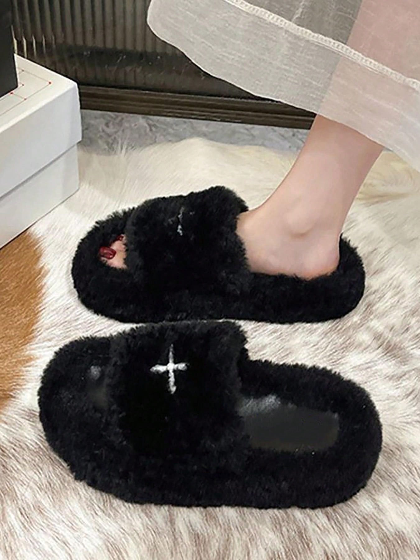 Pantufa De Pelúcia Unissex Resistente Ao Desgaste Com Detalhe Em Cruz Chinelo Antiderrapante