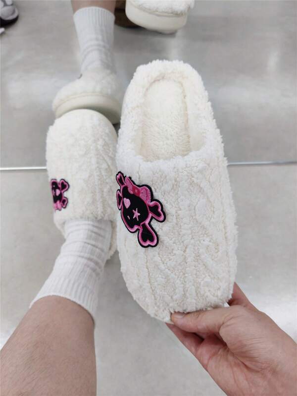 Pantufa Feminina De Tricô Com Textura Aconchegante Detalhe Desenho Caveira Com Laço