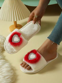 Pantufa Feminina de Pelúcia Decoração Coração com Brilho Chinelo Antiderrapante