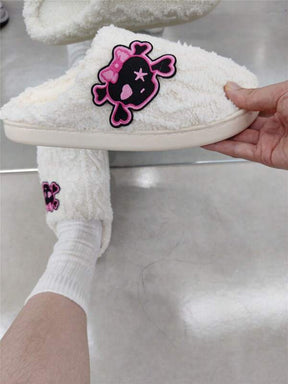 Pantufa Feminina De Tricô Com Textura Aconchegante Detalhe Desenho Caveira Com Laço